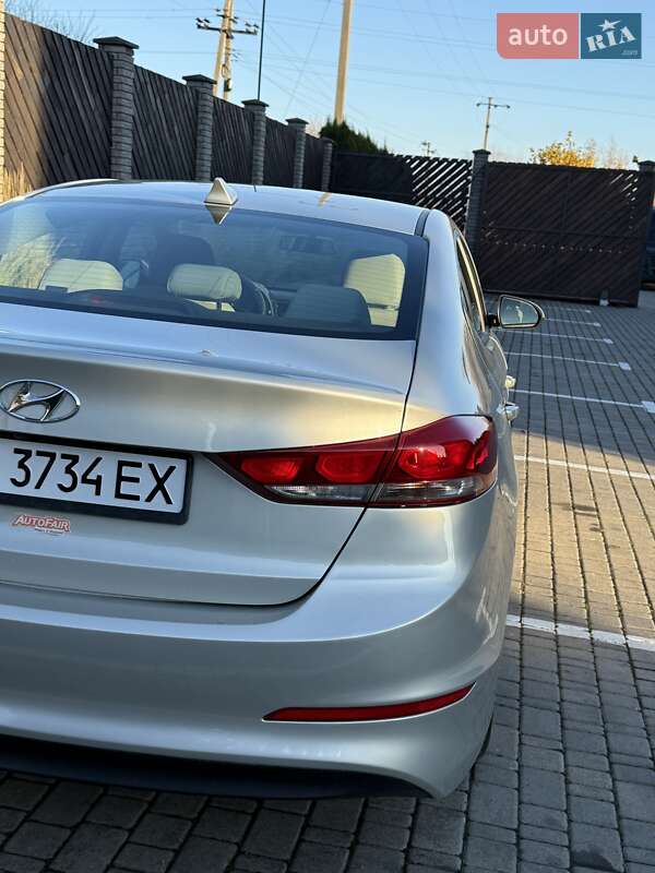 Седан Hyundai Elantra 2016 в Луцке