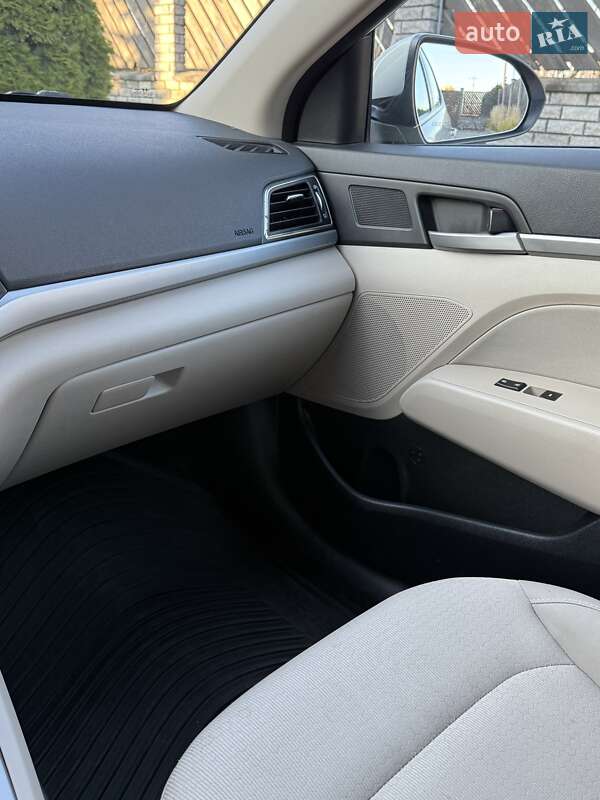 Седан Hyundai Elantra 2016 в Луцке