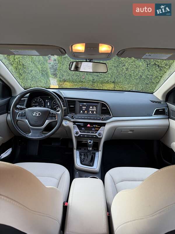 Седан Hyundai Elantra 2016 в Луцке