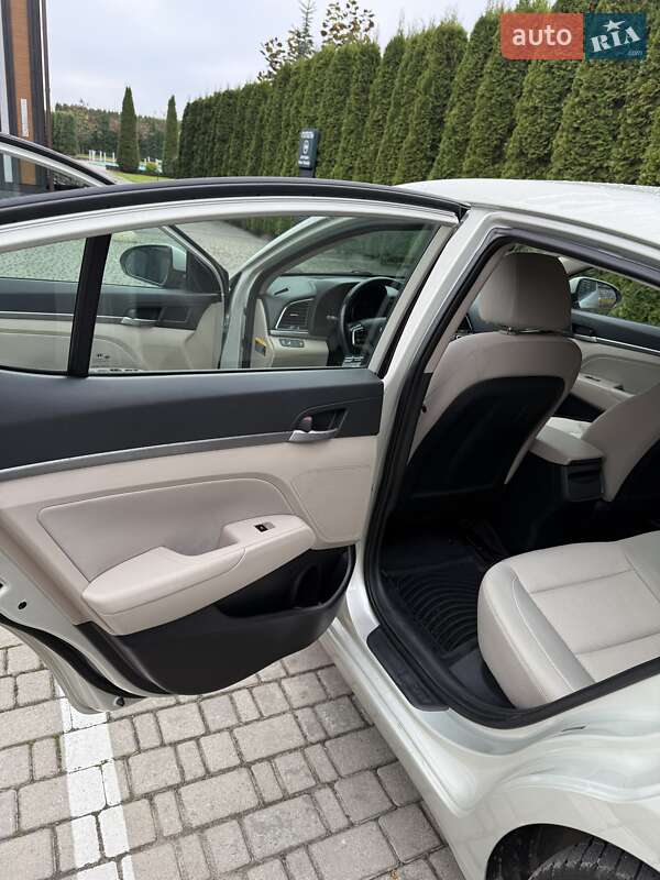 Седан Hyundai Elantra 2016 в Луцке
