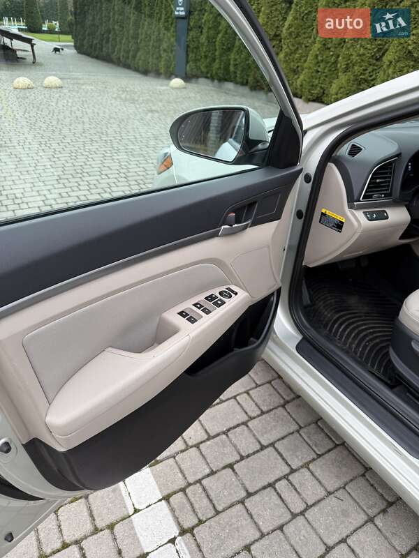 Седан Hyundai Elantra 2016 в Луцке