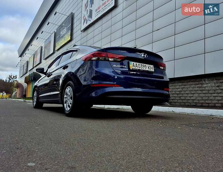 Седан Hyundai Elantra 2018 в Києві