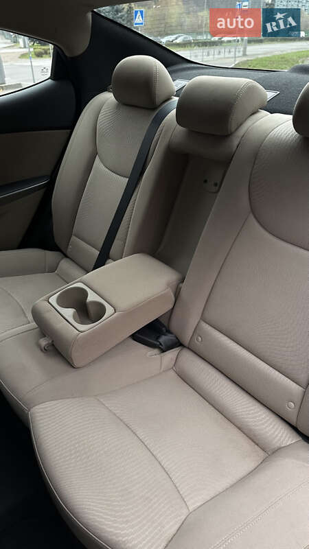 Седан Hyundai Elantra 2015 в Києві