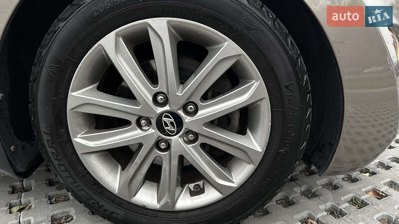 Седан Hyundai Elantra 2015 в Києві