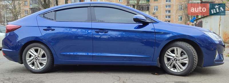 Седан Hyundai Elantra 2019 в Києві