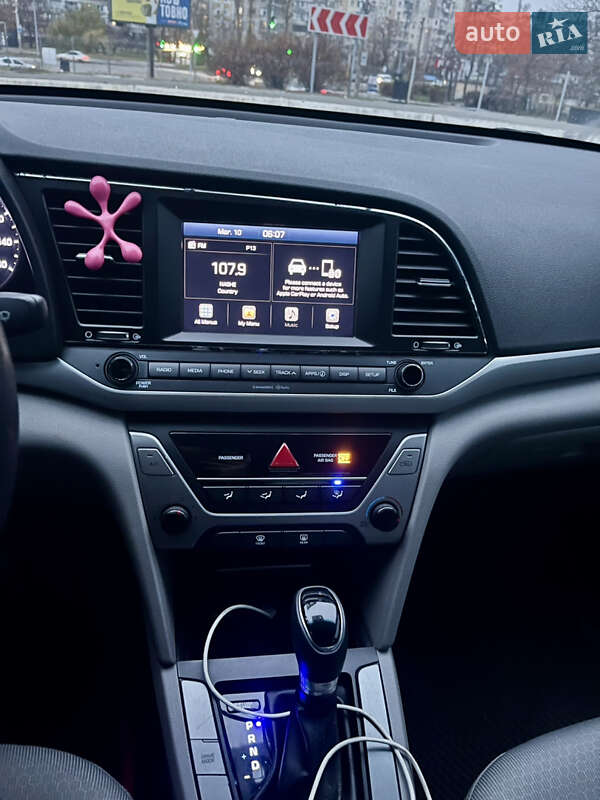 Седан Hyundai Elantra 2016 в Києві