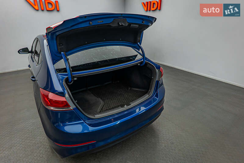 Седан Hyundai Elantra 2016 в Киеве