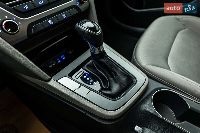 Седан Hyundai Elantra 2016 в Киеве