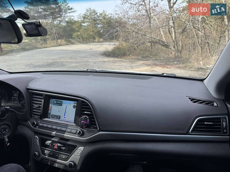 Седан Hyundai Elantra 2018 в Днепре