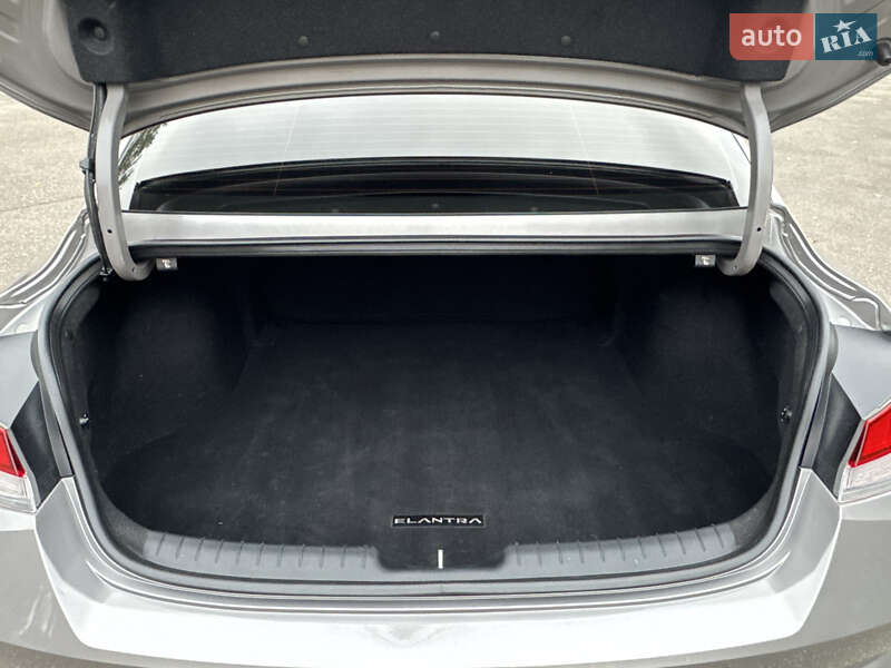 Седан Hyundai Elantra 2021 в Гнівані