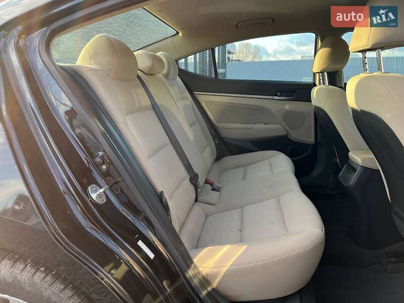 Седан Hyundai Elantra 2017 в Киеве