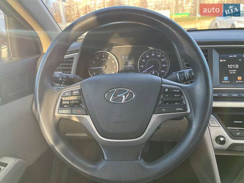 Седан Hyundai Elantra 2017 в Киеве