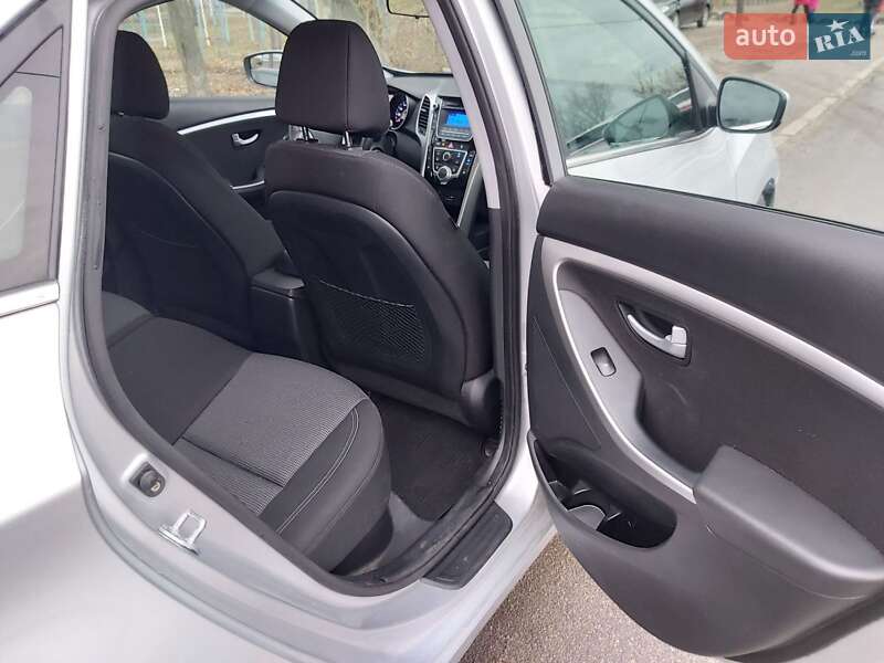 Хэтчбек Hyundai Elantra 2015 в Киеве