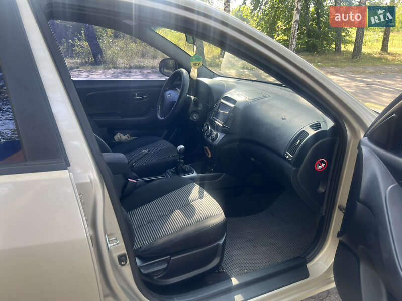 Седан Hyundai Elantra 2010 в Краснограде