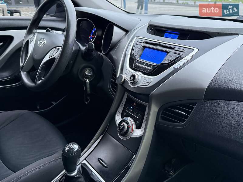 Седан Hyundai Elantra 2011 в Днепре