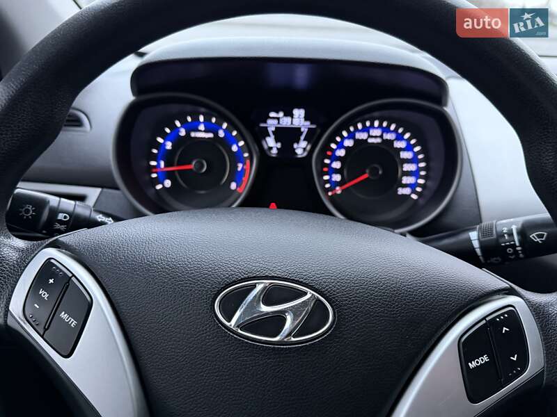 Седан Hyundai Elantra 2011 в Днепре