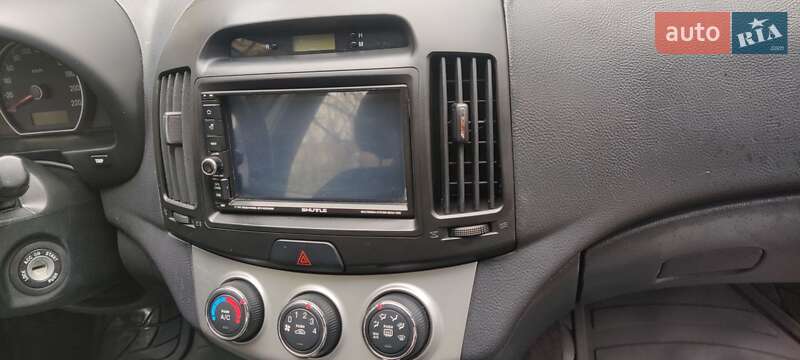 Седан Hyundai Elantra 2010 в Киеве