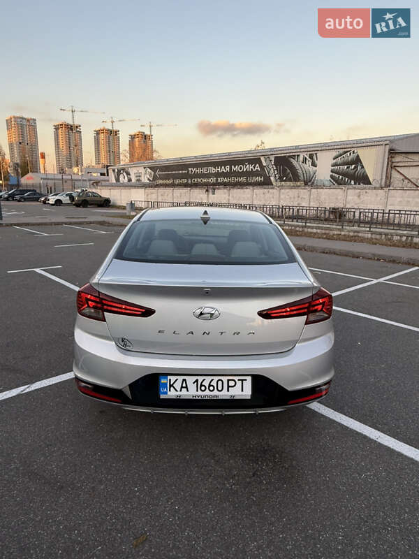 Седан Hyundai Elantra 2019 в Киеве