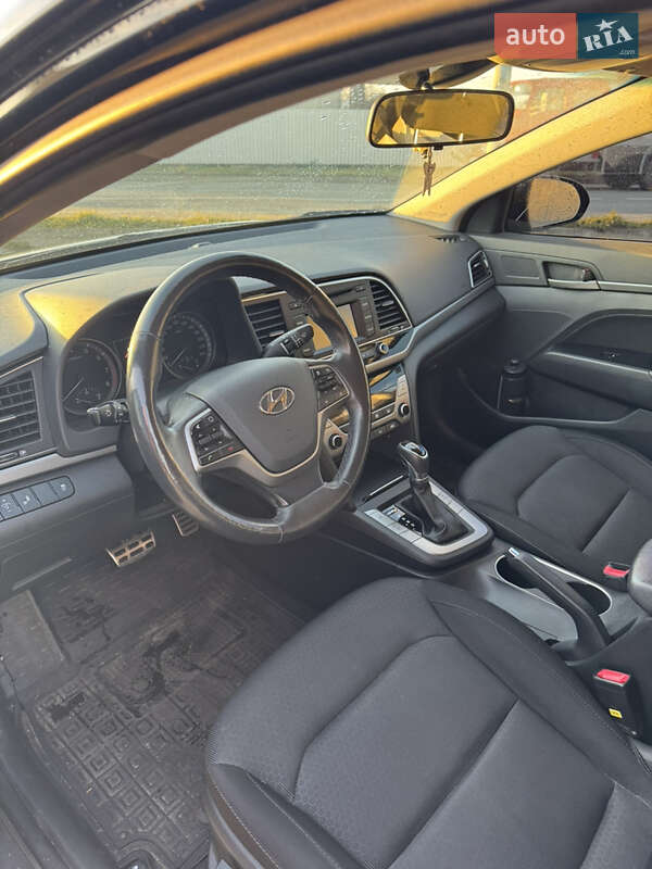 Седан Hyundai Elantra 2017 в Ивано-Франковске