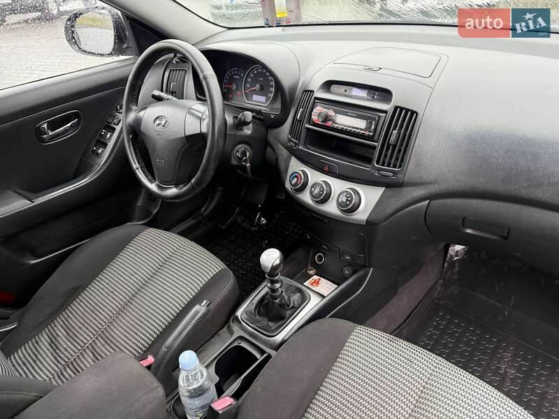 Седан Hyundai Elantra 2010 в Черновцах