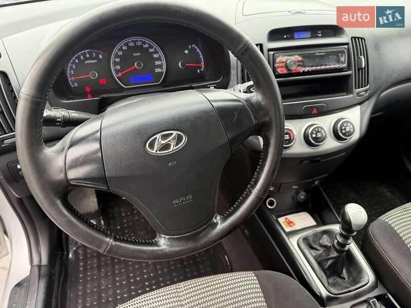 Седан Hyundai Elantra 2010 в Черновцах