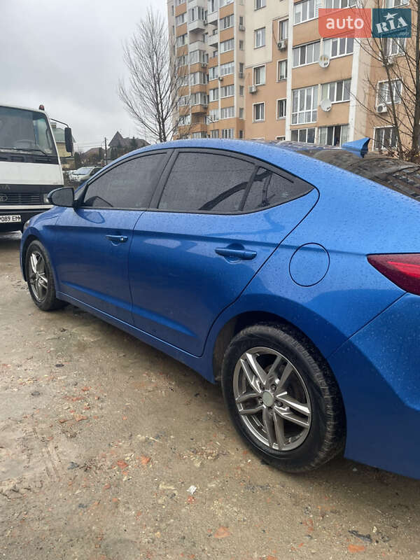 Седан Hyundai Elantra 2016 в Киеве