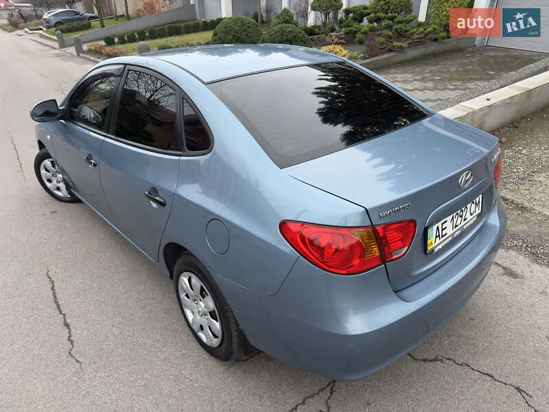 Седан Hyundai Elantra 2009 в Днепре