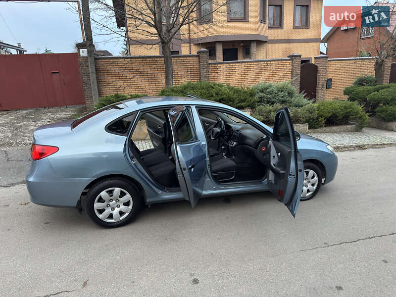 Седан Hyundai Elantra 2009 в Днепре