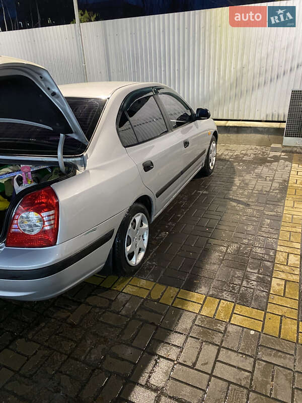 Седан Hyundai Elantra 2004 в Києві