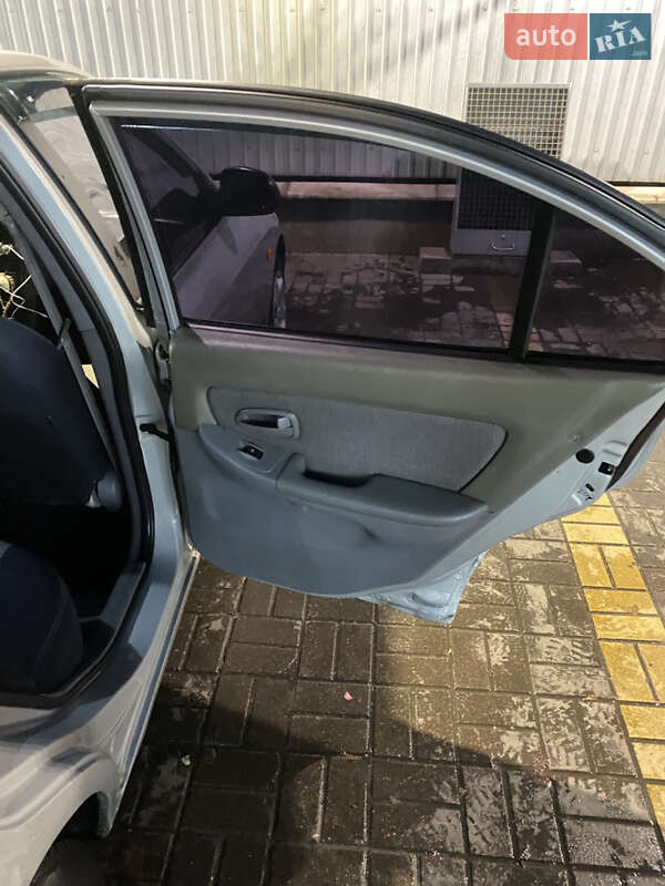 Седан Hyundai Elantra 2004 в Києві