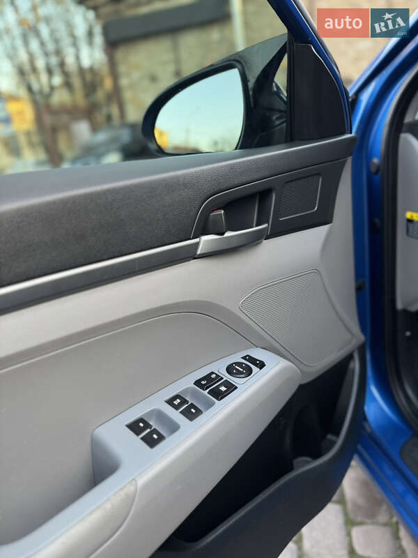 Седан Hyundai Elantra 2017 в Миколаєві