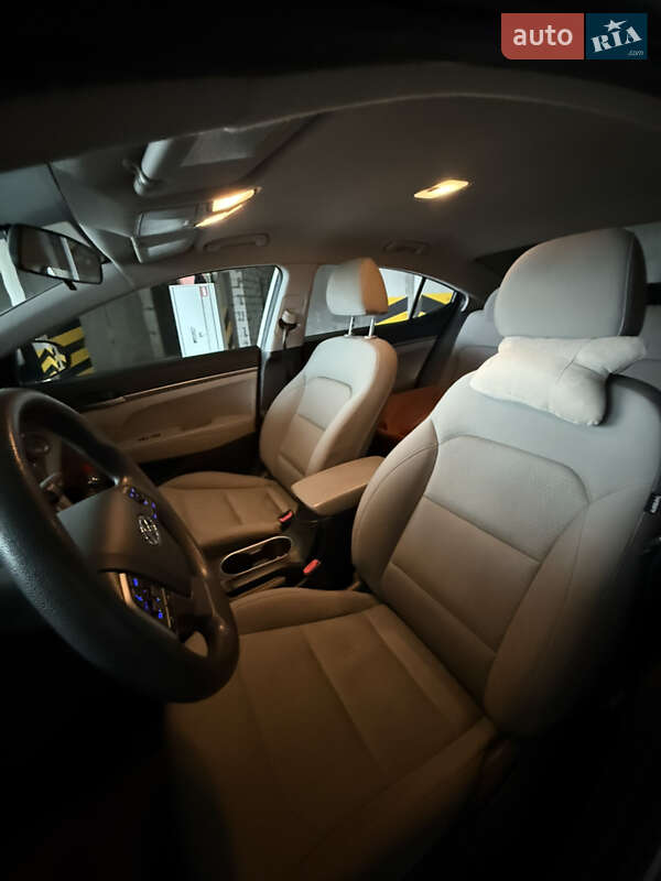 Седан Hyundai Elantra 2017 в Киеве