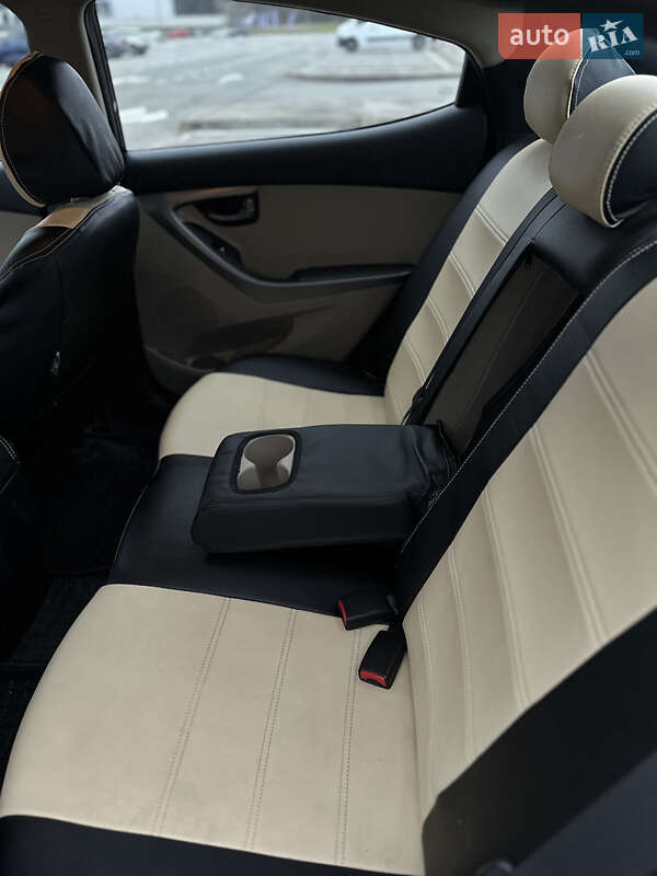 Седан Hyundai Elantra 2015 в Киеве