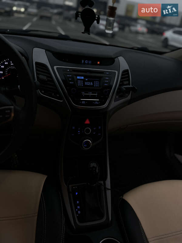 Седан Hyundai Elantra 2015 в Киеве