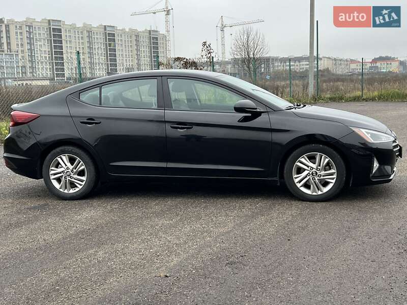 Седан Hyundai Elantra 2019 в Києві