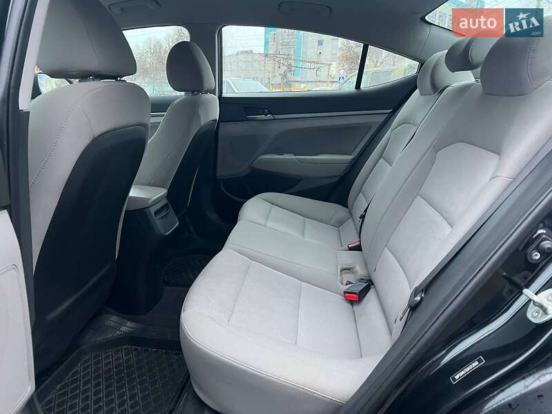 Седан Hyundai Elantra 2018 в Киеве