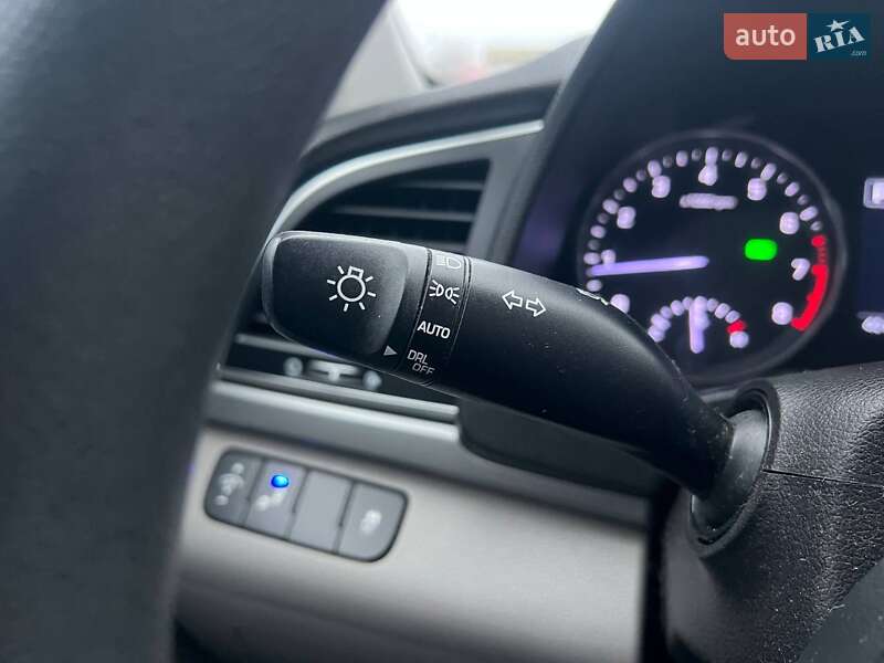 Седан Hyundai Elantra 2018 в Киеве