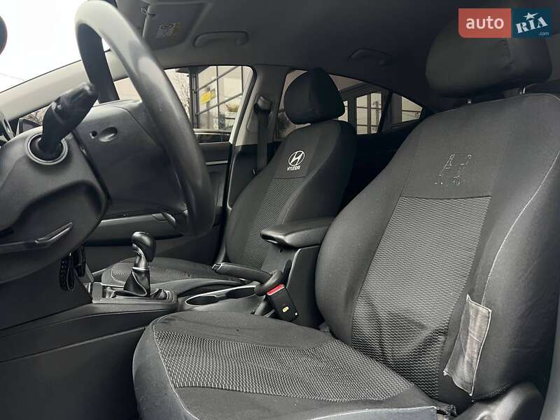 Седан Hyundai Elantra 2016 в Івано-Франківську