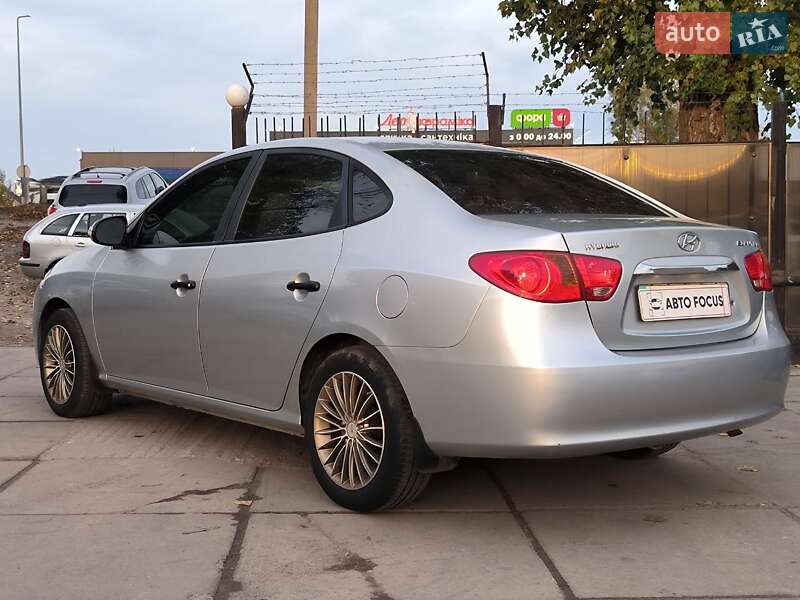 Седан Hyundai Elantra 2010 в Киеве
