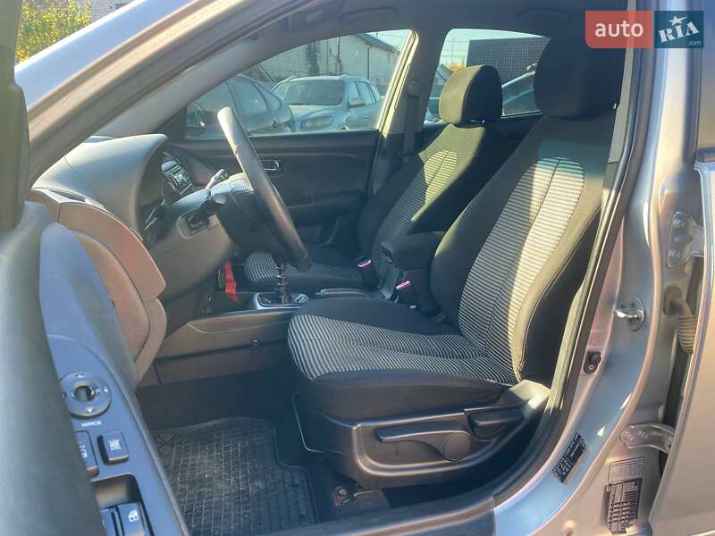 Седан Hyundai Elantra 2010 в Киеве