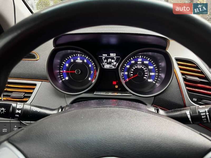 Седан Hyundai Elantra 2015 в Киеве фото Седан Hyundai Elantra 2015 в Киеве