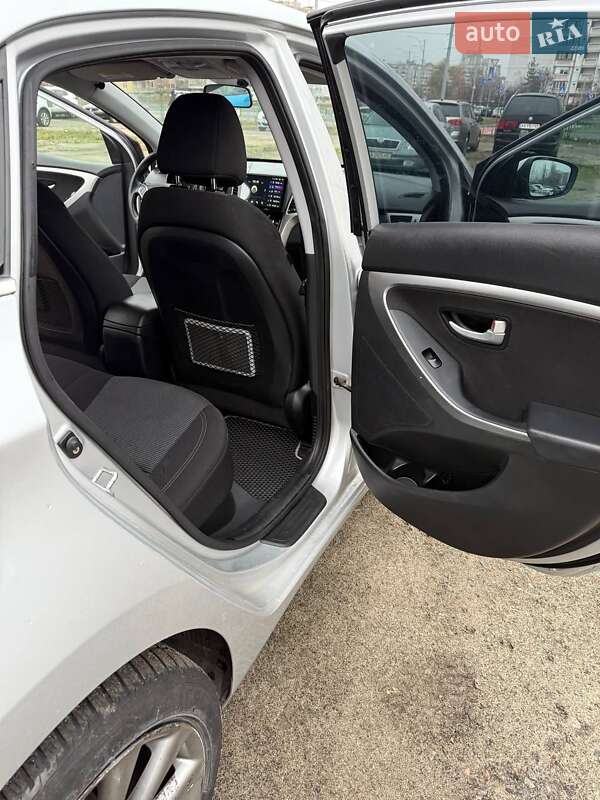 Хэтчбек Hyundai Elantra 2016 в Киеве