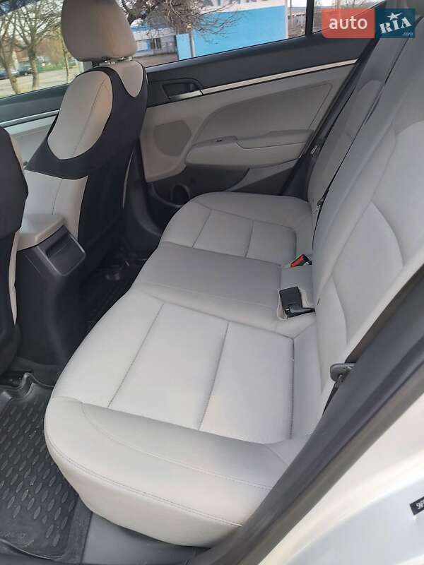 Седан Hyundai Elantra 2017 в Ужгороде