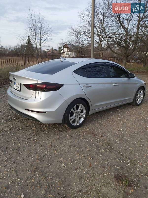 Седан Hyundai Elantra 2017 в Ужгороде