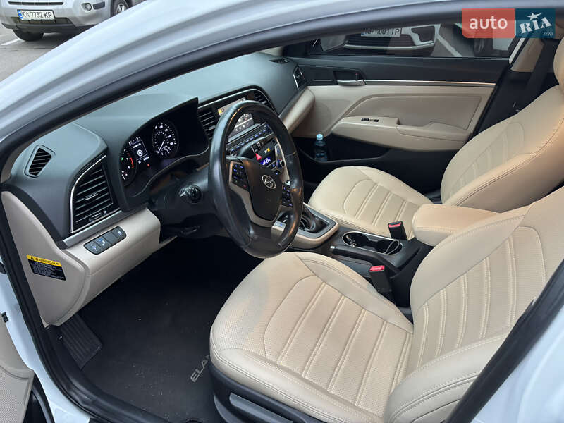 Седан Hyundai Elantra 2017 в Киеве