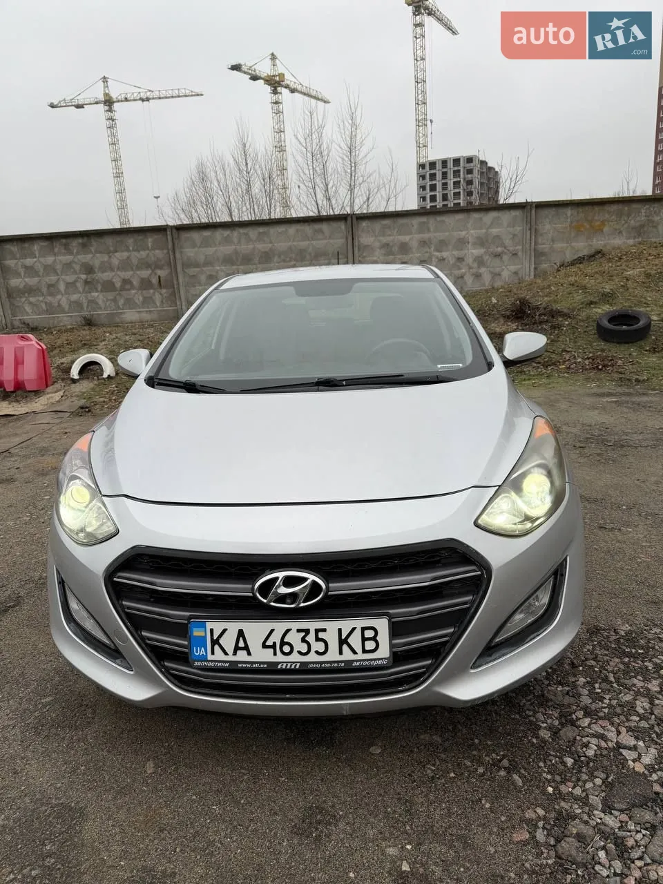 Продам авто Hyundai Elantra GT,європейська версія I30, двигун 2л бензин,коробка Aisin,мокрий автомат,авто модельного 2016року,за американською базою йде як 2017рік. Авто в родині 2роки. Технічно справна, то проходили кожні 5 тис миль. Є акт виконаних робіт на сто Hyundai Автоберег. Додатково встановлена мультімедійна магнітола,камери задня та передня,встановлена зимова гума,є літня мішлен.  Допомоги з продажем не потребую . Є моменти по кузову,дверка шпакльована і фарбована,присутні сліди користування . 