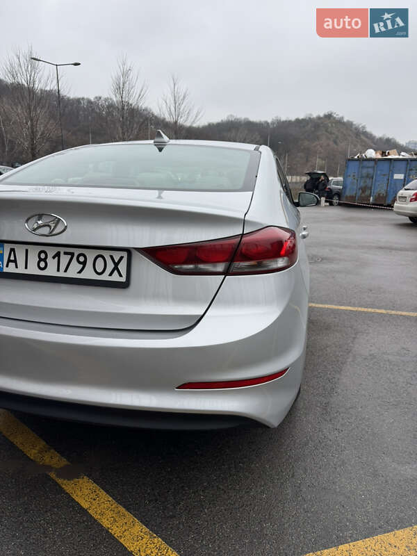 Седан Hyundai Elantra 2016 в Киеве