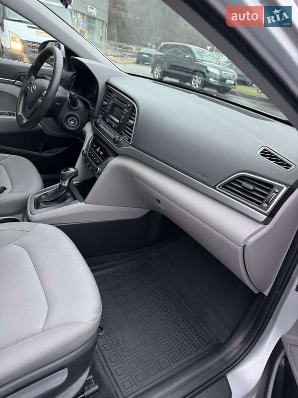 Седан Hyundai Elantra 2016 в Киеве