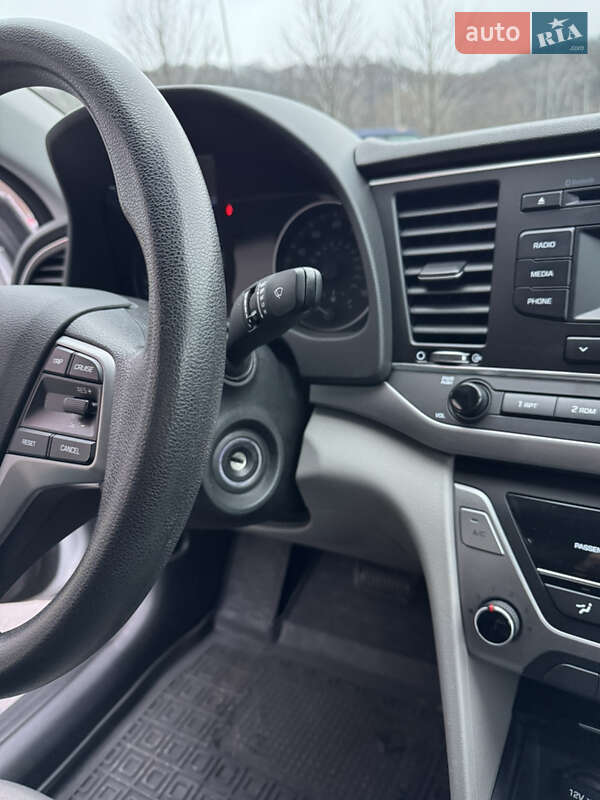 Седан Hyundai Elantra 2016 в Киеве