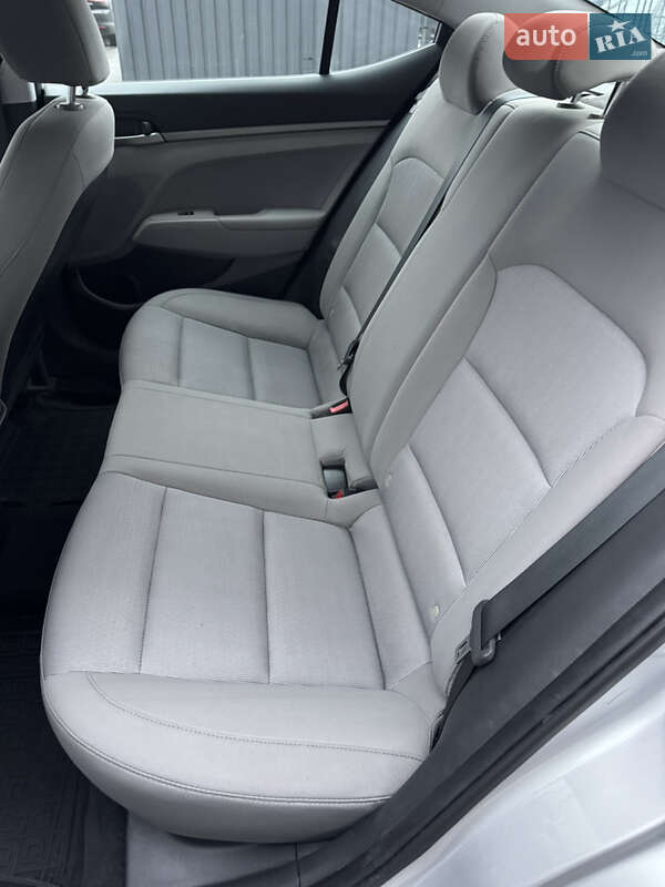 Седан Hyundai Elantra 2016 в Киеве